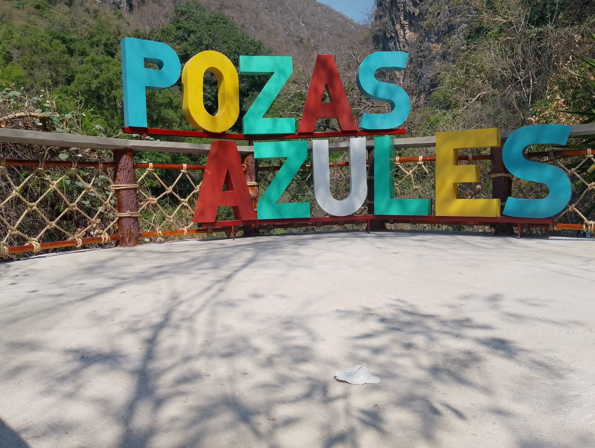 Letrero Pozas Azules en Taxco